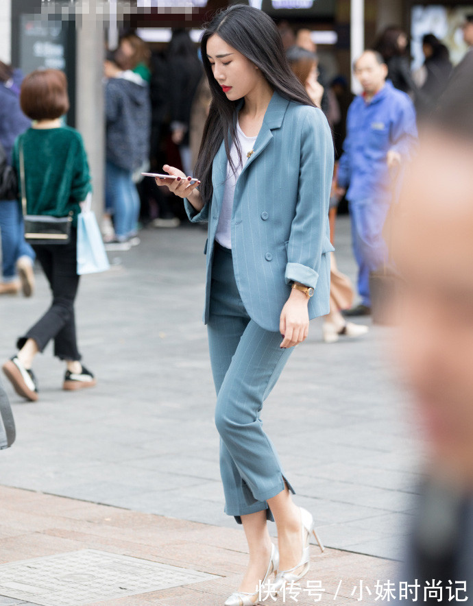长裙|街拍,一字肩高腰长裙搭配尖头高跟鞋,尽显优雅气质