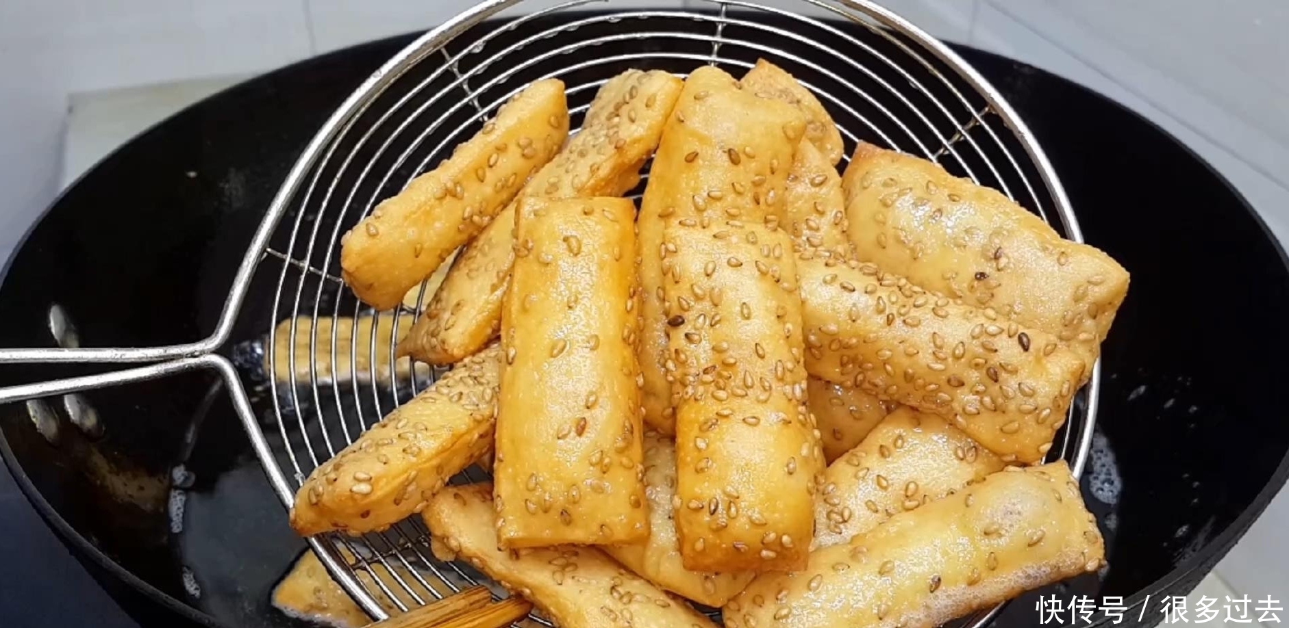 面粉别炸油条了,加3个鸡蛋,个个松软又空心,比麻花面包还好吃