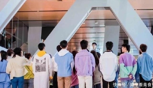 央视办的选秀,易烊千玺领衔,这档节目光看打call嘉宾已经赢了