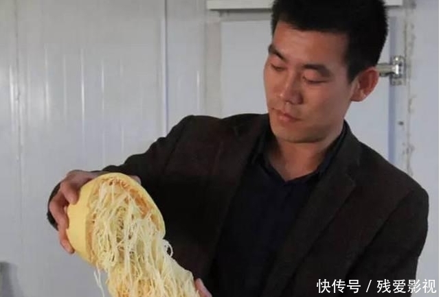 东西|甜瓜打开后里面全是“面条”,惊呆了回家的男子!里面究竟是什么