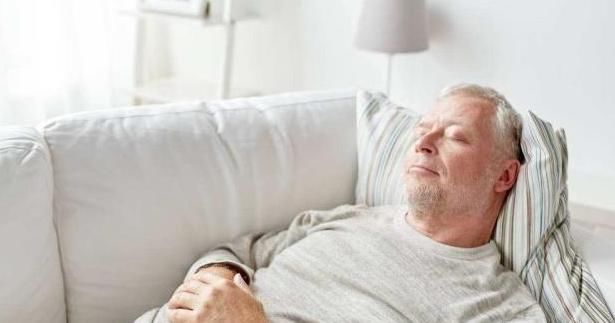 小杯酒|4种行为是男性衰老“加速器”,喝酒抽烟不算什么,你中招了吗?