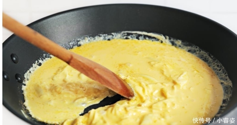 鸡蛋这么做,5分钟搞定,营养翻3倍,比蛋糕还绵软,孩子尝不够