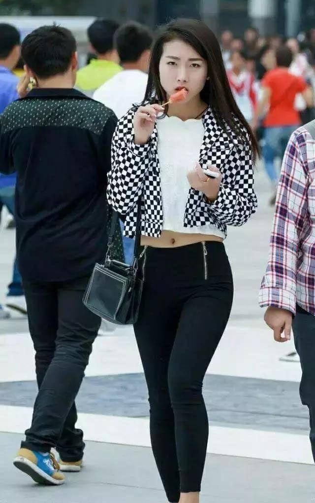 街拍穿着紧身裤的街头美女,性感好身材引人注目