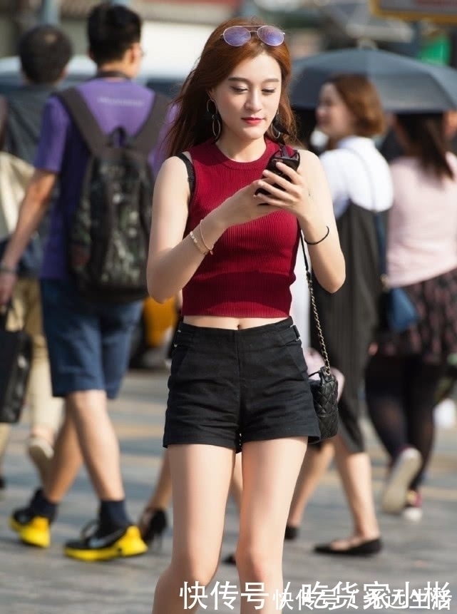 暗红色 暗红色针织背心搭配黑色短裤，简单舒适，彰显时尚辣妈的气质美