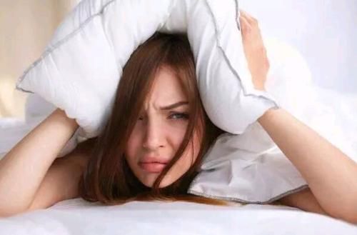 睡眠质量|总是失眠的人,睡前少吃“3物”,多喝“1水”,睡眠自然会感激你