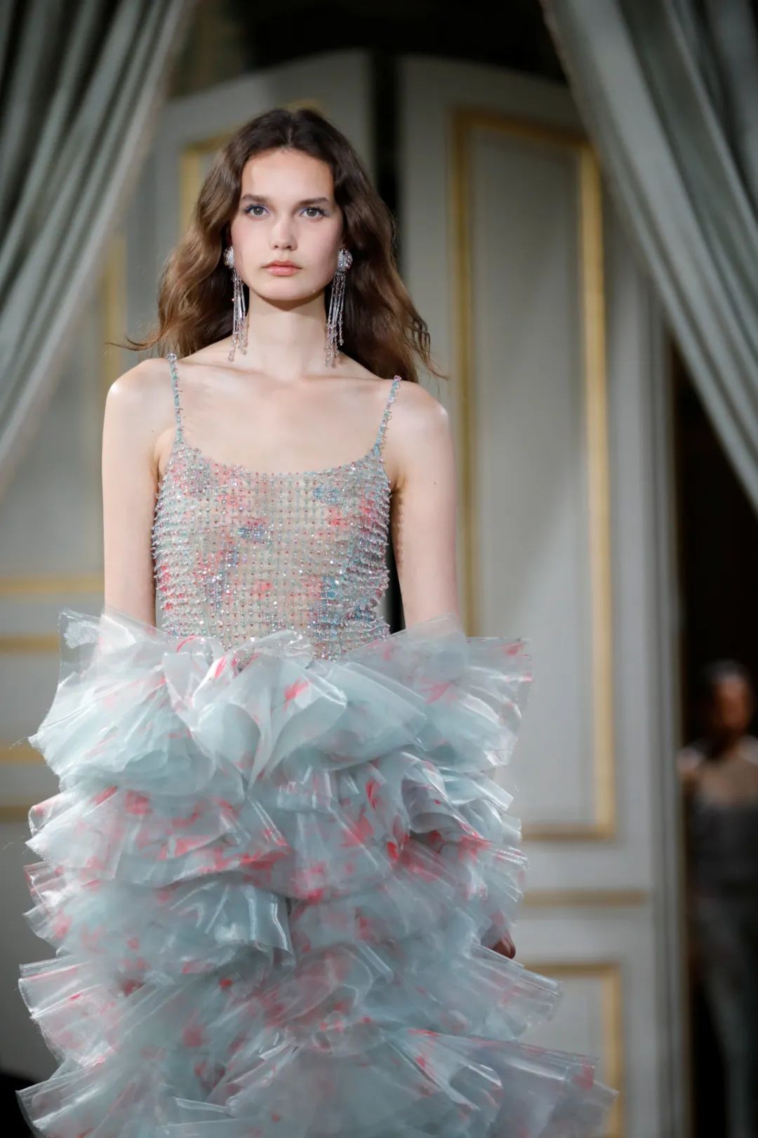 87岁的阿玛尼老爷子，依然是把高级做得最优雅的人|T型台 | shine