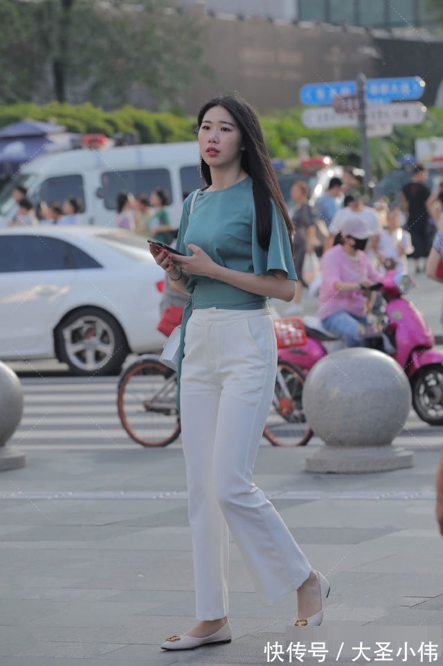 休闲裤|美女街拍:一身简单又好看的休闲裤穿搭,造型方面也因此显得亮眼了许多