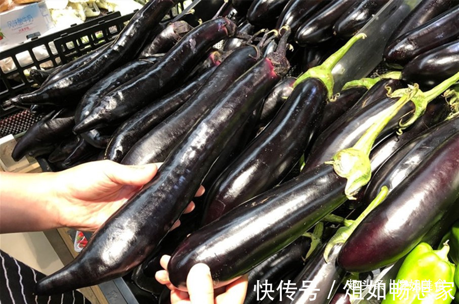 菜农|买茄子时,挑直的还是弯的老菜农别再挑错了,难吃还浪费钱