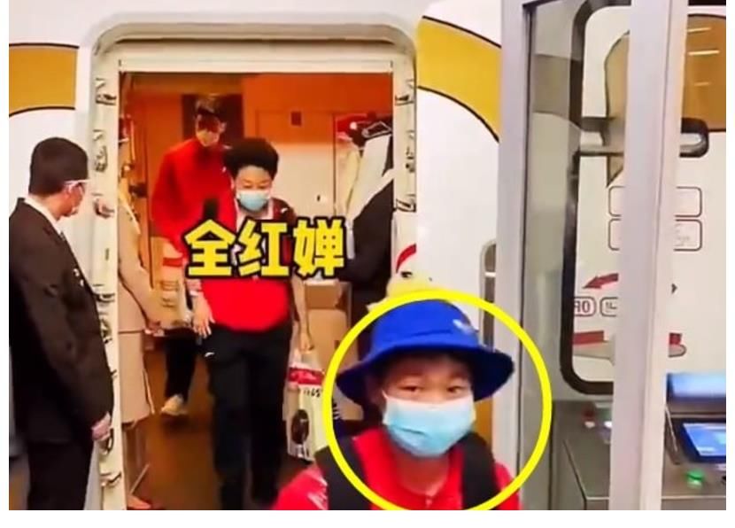 打招呼|全红婵走出大佬的感觉，戴章鱼帽低头玩手机，3名空姐主动打招呼