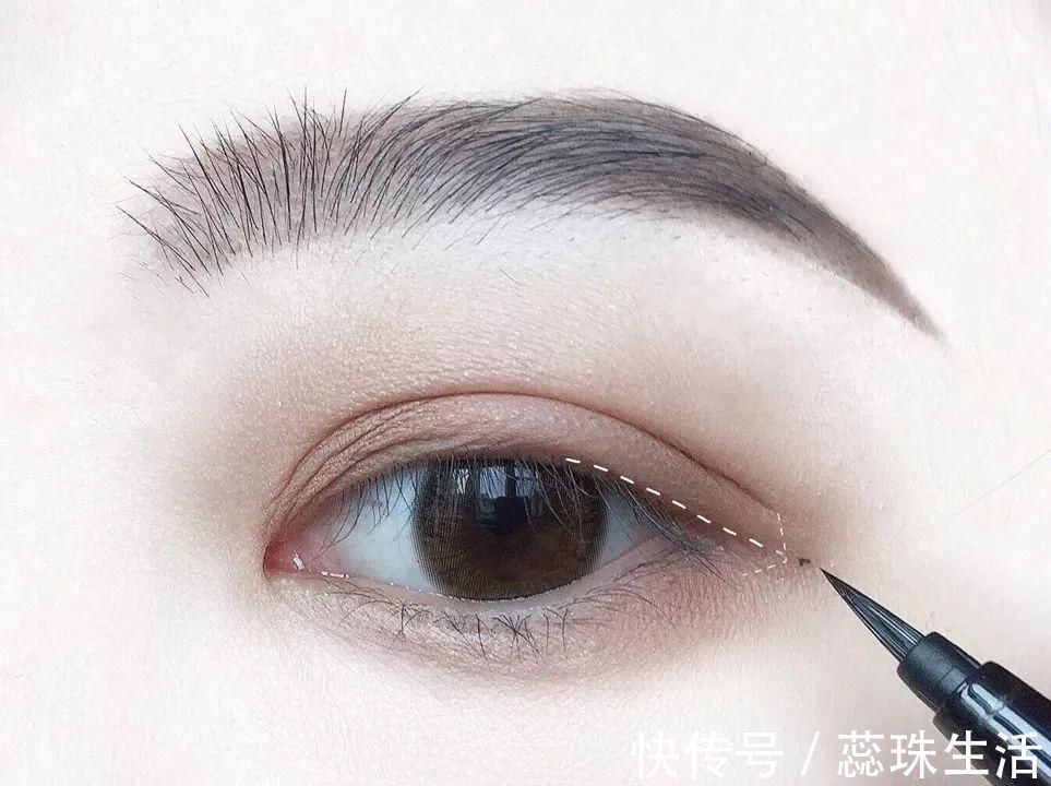 眼线|长期化妆和不化妆的女生,十年后区别也太大了吧?!