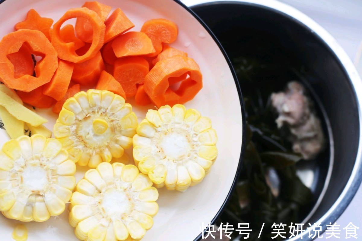 秋天干燥多给家人煲汤喝，玉米海带筒骨汤，滋补营养还好喝