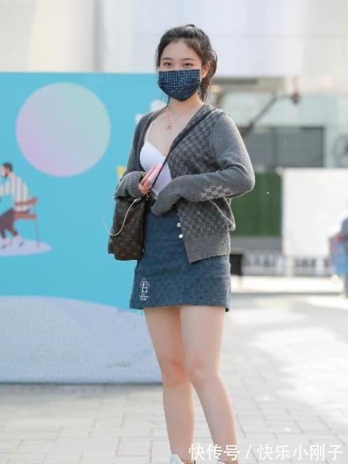 版型 白色吊带背心外搭针织开衫,下搭可爱半身裙,潮流范儿满满