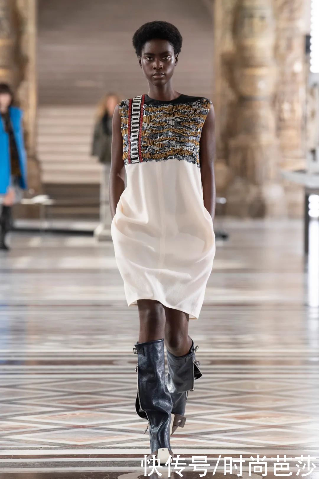 卢浮宫周边？不，这是Louis Vuitton新包