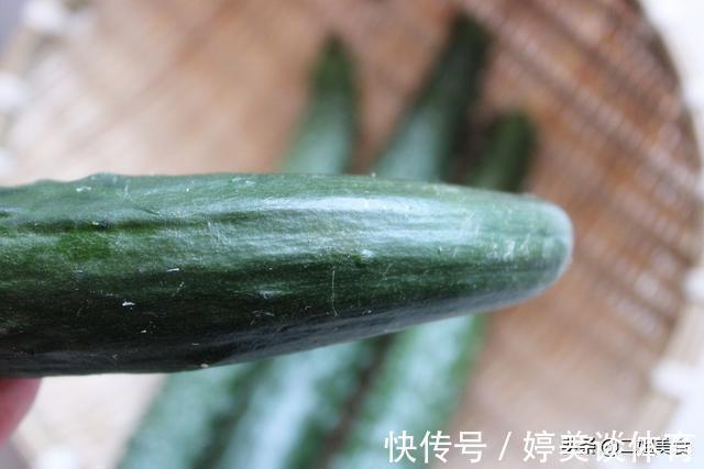 打了激素的黄瓜怎么分辨？菜农：教您一招，别再选错了