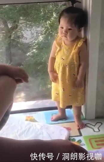 罚站|13个月姐姐打表妹后,被舅舅罚站,一脸委屈的小表情萌翻了