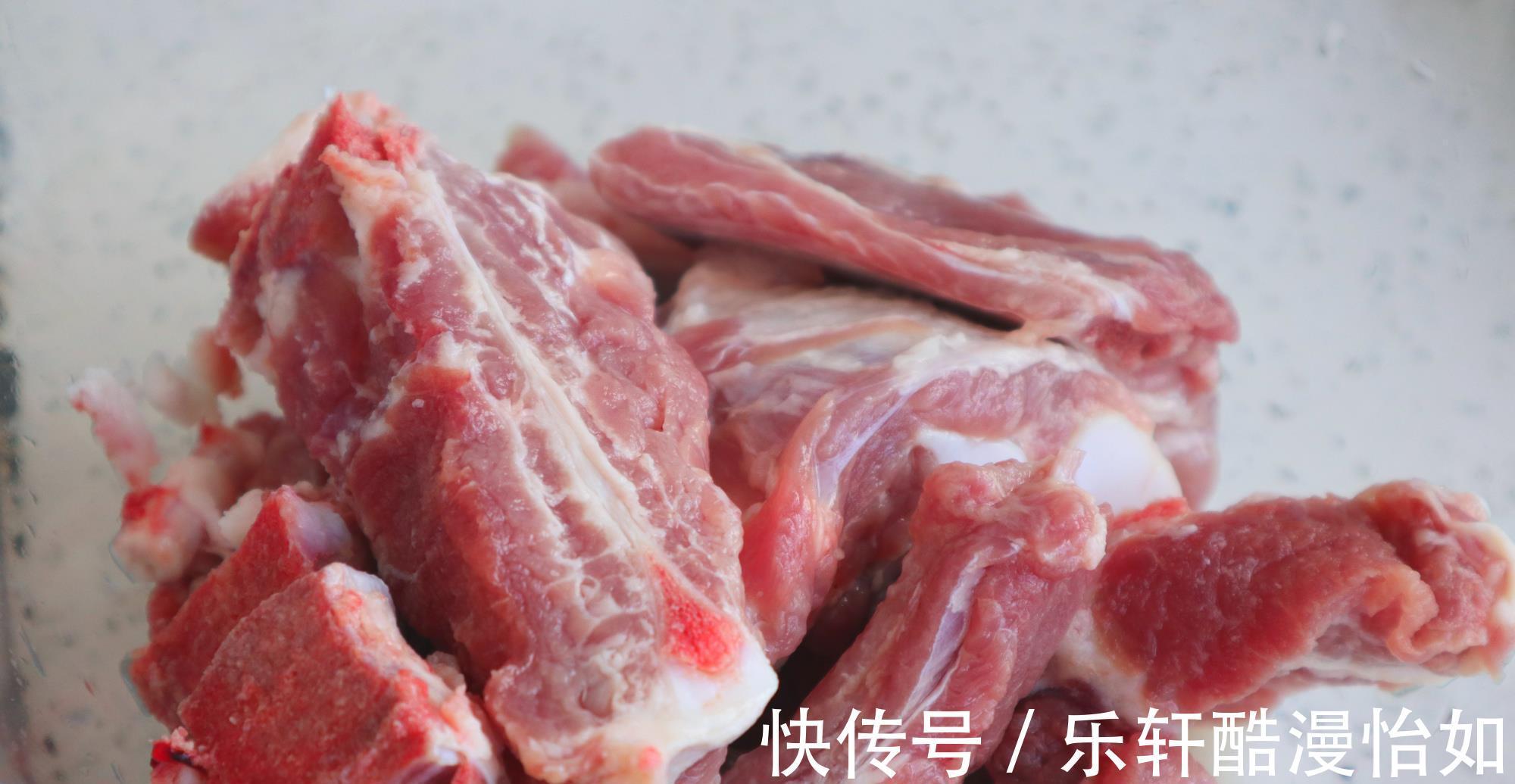 羊脊骨|花了两小时烤的排骨，一出烤箱就抢光，外焦里嫩真馋人，做法简单