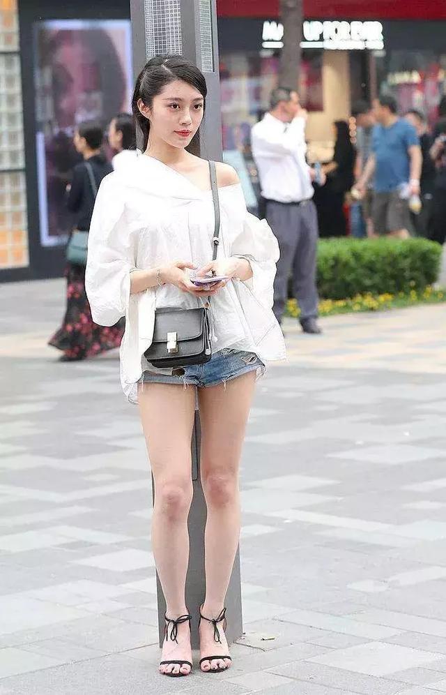 浅蓝色|街拍小姐姐一款高腰的浅蓝色牛仔裤搭配一双平底鞋,很有少女范