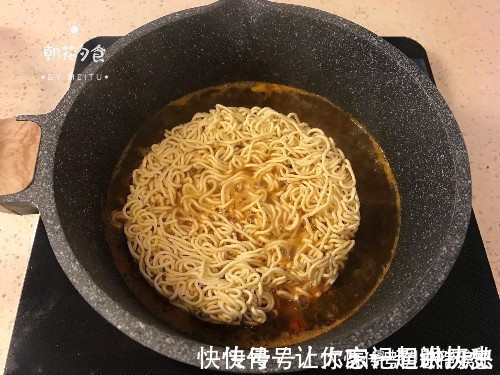老奶奶|泡面究竟是泡着吃？还是煮着吃？看一卖十几年泡面的老奶奶怎么做