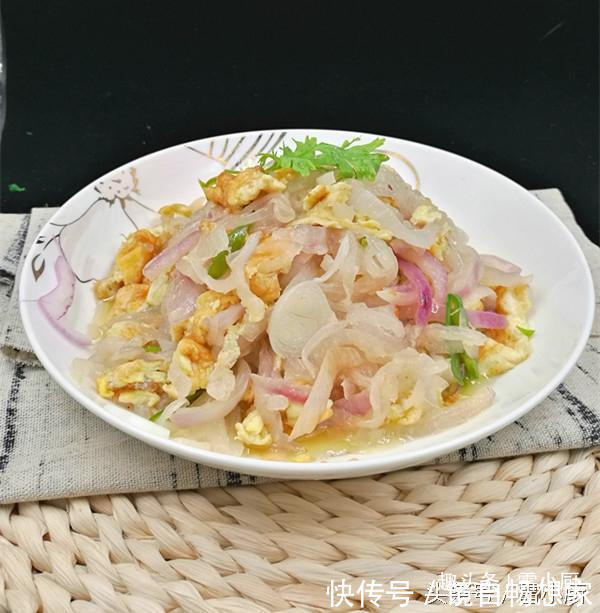 洋葱|这个菜一斤不到两块钱，一个能炒一大盘，常吃还能保护血管！
