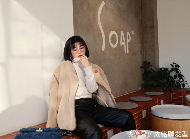 羽绒服|别总穿羽绒服,今冬最火的流行单品还是羊羔毛,时尚保暖又百搭