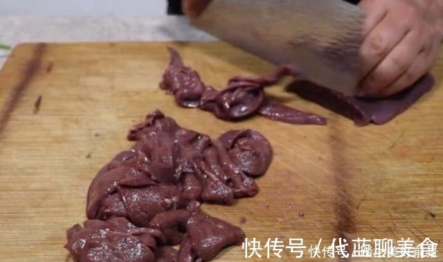 炒猪肝时,不要直接下锅炒,多加这1步,猪肝滑嫩不老,无腥味
