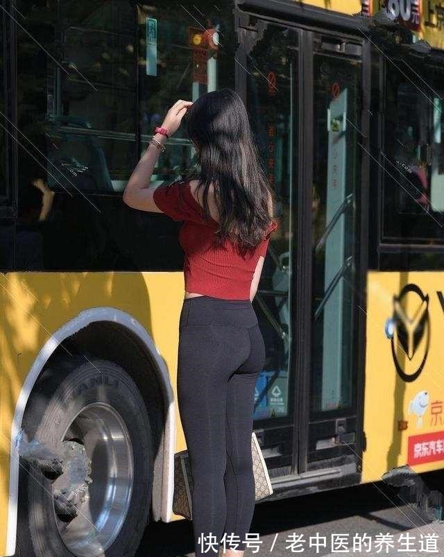 上半身 打底裤搭配简洁的鞋子显得娇美多姿,显得和蔼可亲,非常修身!