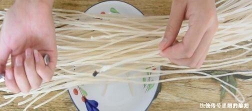 家里有粉条的,快用水泡5分钟,出现这种情况立马扔掉,千万别吃