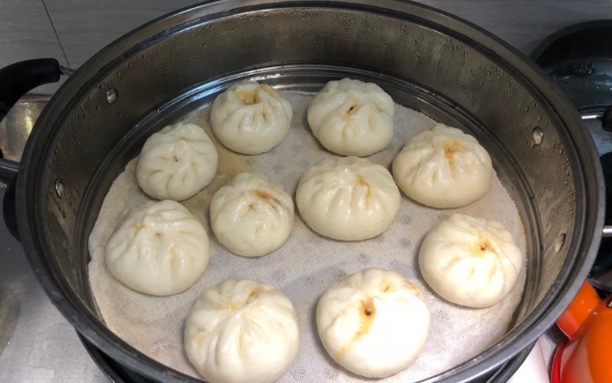 在家蒸包子，可以试试酱肉包，酱香味浓，比鲜肉包都好吃，快来学