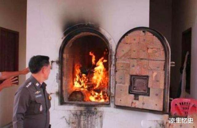 火葬场有一上联早来晚来早晚得来，下联一出，让人不舒服