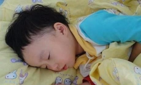 半夜醒来|宝妈半夜醒来发现女儿不在了，开灯后父女俩睡觉的姿势让妈妈目瞪口呆