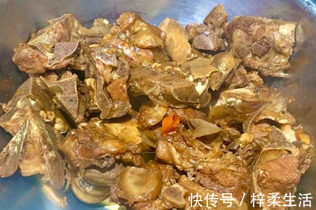 黄栀子|酱大骨在家也能做，大厨教你饭店不外传的秘方，酱香浓郁香烂入味