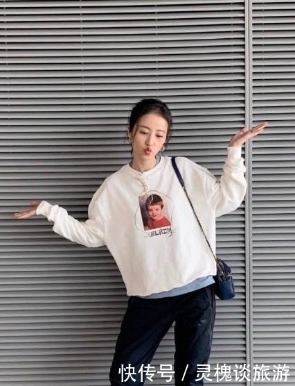 今年牛仔裤不火了,最近正受宠的“运动裤”,搭配卫衣穿巨潮!