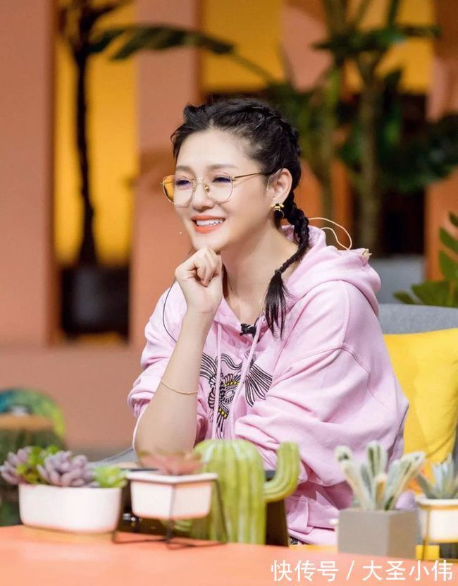 减龄|美女街拍:卫衣穿得妙,减龄功效超级好,时尚百搭又有休闲范!!