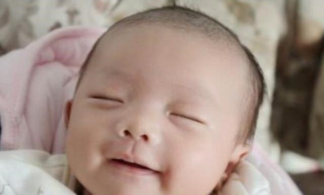 大人们|孩子睡觉总是咧着嘴笑,父母带娃去医院检查,医生:幸亏来得及时