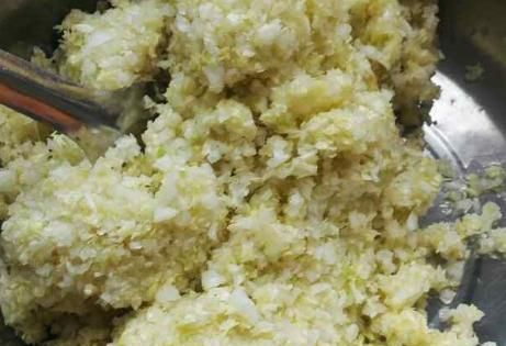 调饺子馅,有人先放盐有人后放盐?做对了,饺子鲜嫩饱满汁不外流