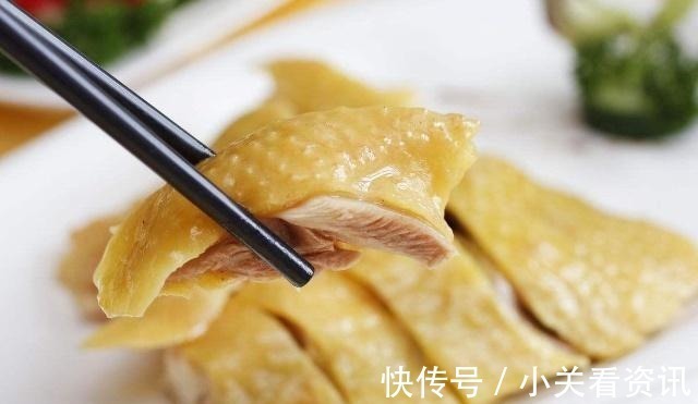 白切鸡一煮就老因为你只会傻焯水!多加这一步,鸡肉香嫩入味