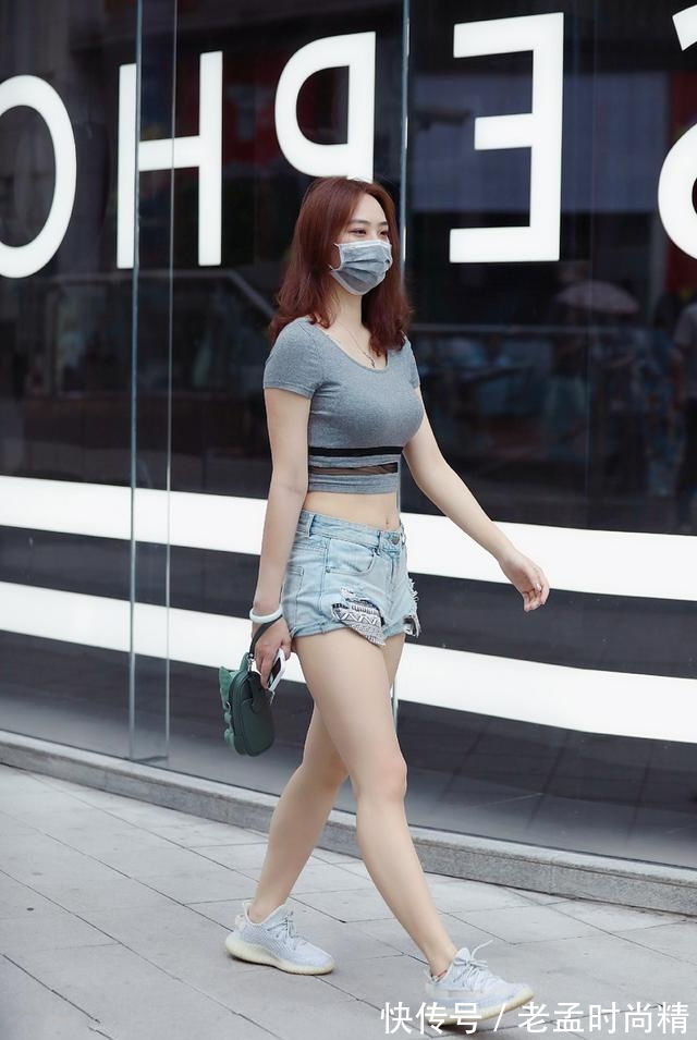 牛仔裤|街拍,美女穿着一件很简单的裹胸,看着很是迷人