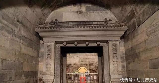 光绪皇帝|1980年考古队打开光绪陵墓,为啥先是作呕,后是沸腾呢?