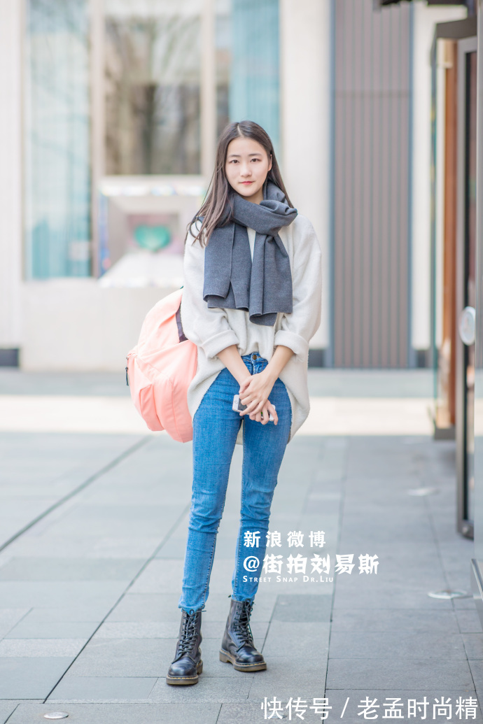 毛衣|街拍,条纹撞色毛衣搭配牛仔裤,简洁大方又百搭!