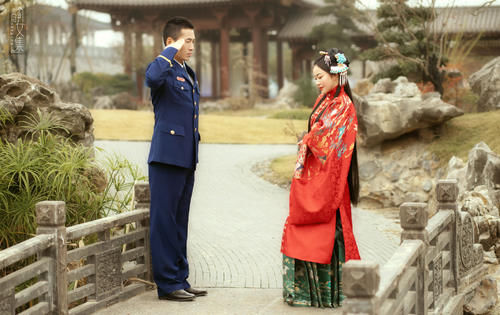 当“军装蓝”遇上“汉服红”，好一个铁汉柔情，太让人羡慕了