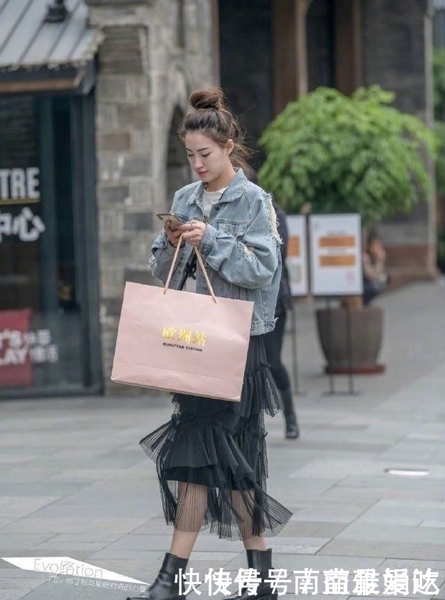 街拍：想要做美丽的女神，一条粉红色格子连衣裙就能搞定