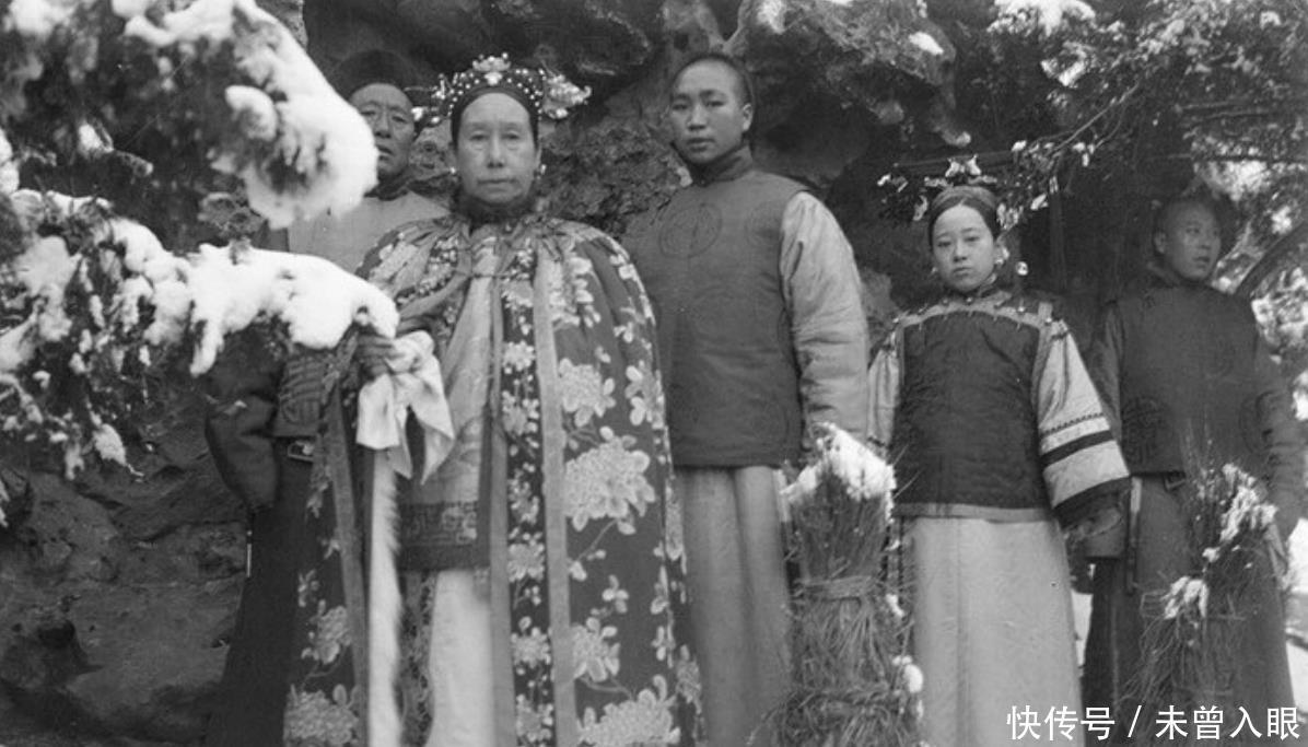 带金|美国档案馆的慈禧老照片慈禧带金手指甲,与李莲英合影!