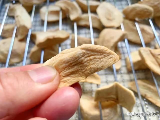 冬天遇到此果别手软,一次买20斤,晒成干酸甜开胃,能吃到过年