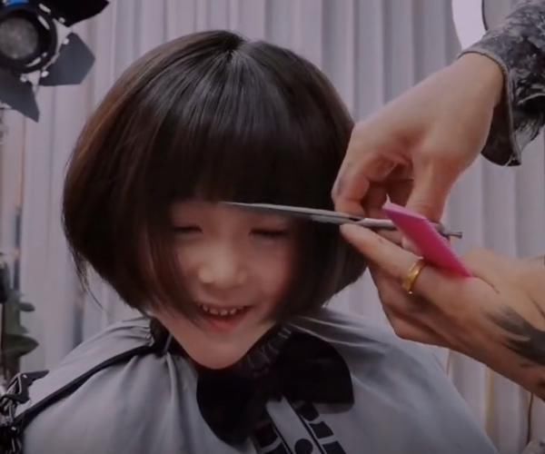 长发|小女孩剪了款超短发后,居然可爱到让人另眼相看,女生:实在可惜
