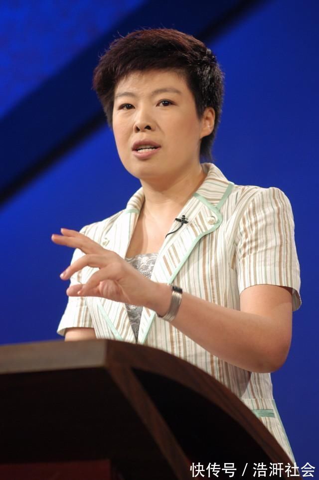 超短裙$“学术骗子”于丹和“短裙”的料,被扯掉“网红”光环的业余教授