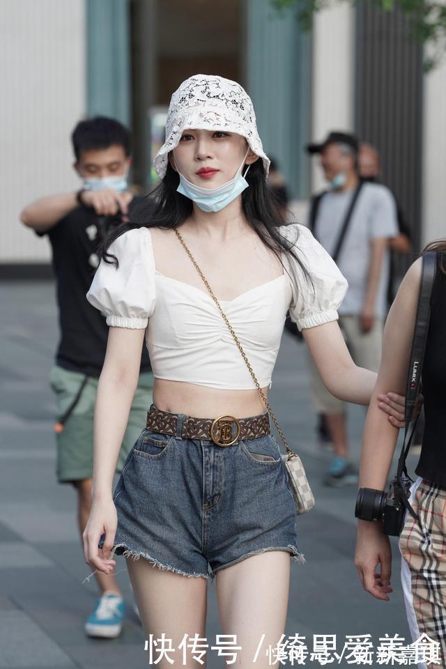 墨蓝|极简泡泡袖雪纺衫搭配墨蓝牛仔短裤,彰显时尚和个性穿搭