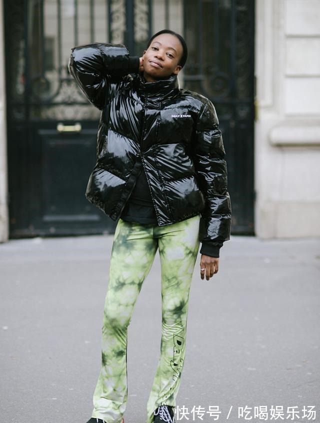 时髦 入冬了,该为自己选择一款棉服了,黑色的棉服百搭又时髦、还保暖!