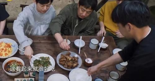 黃磊|張藝興在蘑菇屋第一次掌勺，何炅頻頻點(diǎn)頭認(rèn)可，不料金靖卻露餡了