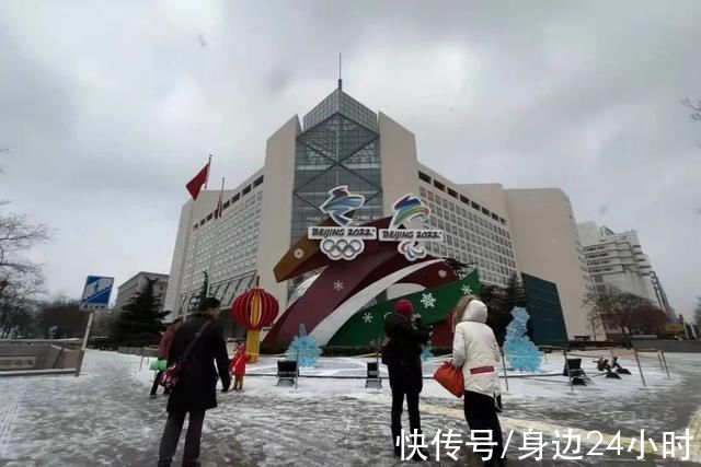 城市环境|雪花纷飞市民与冬奥花坛合影