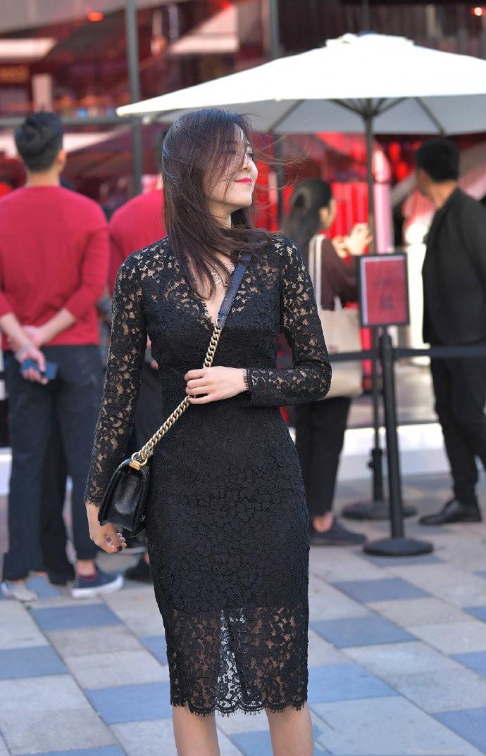 小姐姐|街拍提升优雅感的蕾丝短裙,你穿上也能美的出众